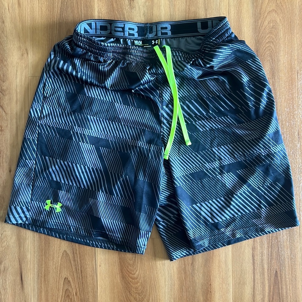 Men’s Under Armour Shorts Loose Fit 10” size Medium